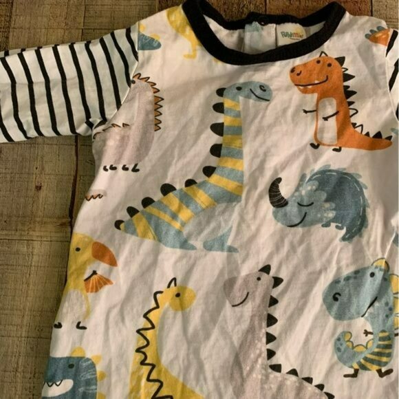 Peppy Mini baby dinosaur one piece with snap opening in back -3M - Picture 2 of 7